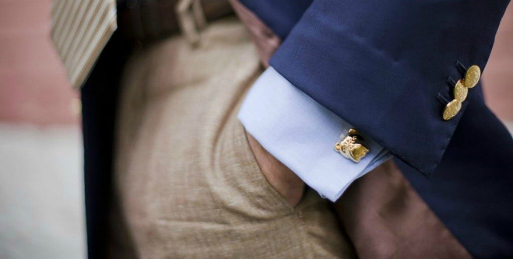 How to wear cufflinks?